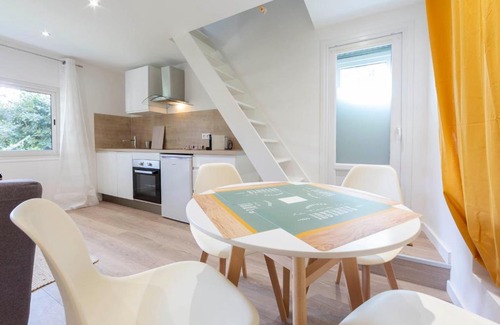 California - Pezou Apartment | Atypical tiny house of 40m2 looking over a garden in the center of Cannes