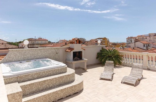 Viareggio Apartment | Beautiful apartment in Viareggio with 3 Bedrooms, Jacuzzi and Sauna
