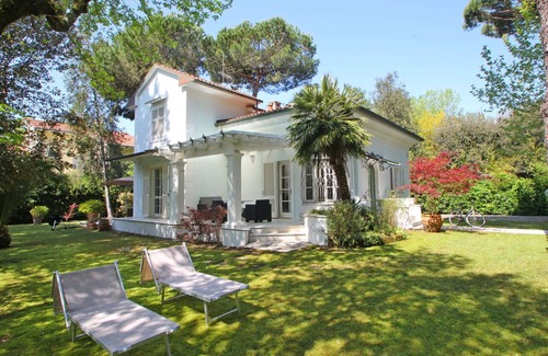 Poveromo Villa | Beautiful private villa with WIFI, A/C, TV, veranda and pets allowed, close to Forte Dei Marmi