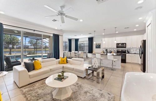 Kissimmee Resort | BELLA VIDA 577MB- 5BEDROOMS - 10 GUESTS - LAKEVIEW - AMAZING LOCATION-CLOSE TO DISNEY PARKS AND MORE