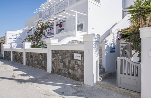 Kamari Apartment | Blue Waves Hotel