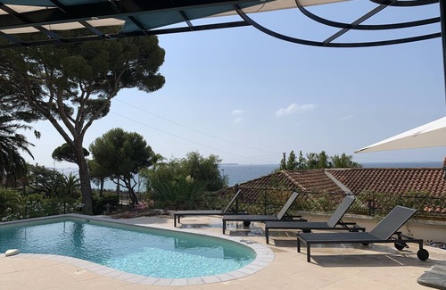 La Croix des Gardes House | CANNES VILLA SWIMMING POOL, SEA VIEW,15 MN PALAIS DU FESTIVAL,1 MN BEACH ON FOOT