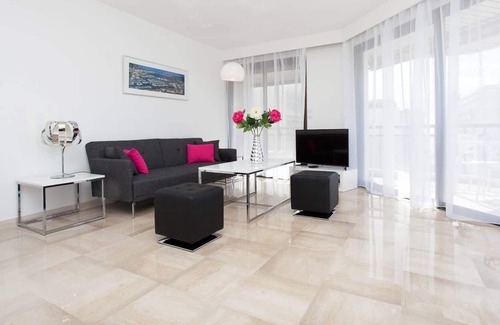 Cannes City Centre Apartment | Carlton: New 2 beds/ 2 baths w/ side sea view