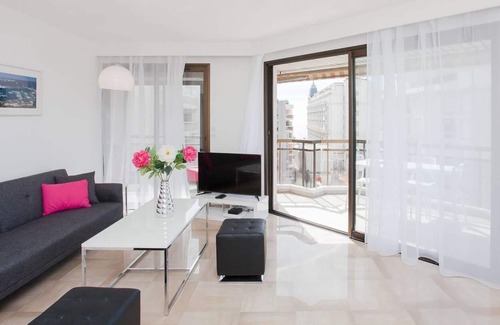 Cannes City Centre Apartment | Carlton: New 2 beds/ 2 baths w/ side sea view