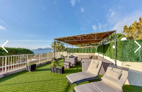 La Croix des Gardes House | Chambre spacieuse avec balcon et rooftop vue mer