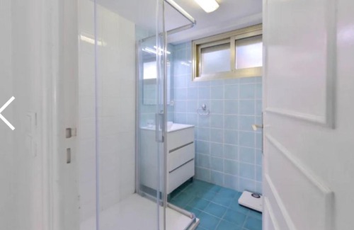 La Croix des Gardes House | Chambre spacieuse avec balcon et rooftop vue mer