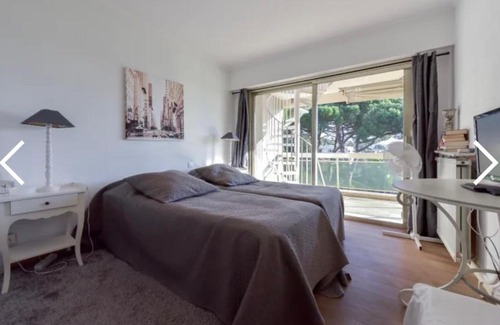 La Croix des Gardes House | Chambre spacieuse avec balcon et rooftop vue mer