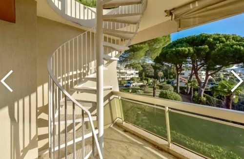 La Croix des Gardes House | Chambre spacieuse avec balcon et rooftop vue mer
