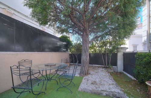 Prado - Republique Apartment | City center apartment with garden