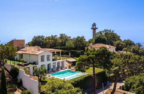 Vallauris Villa | Comfortable villa at the top of Cannes, 8 bedrooms, double pool, sea view