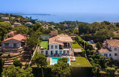 Vallauris Villa | Comfortable villa at the top of Cannes, 8 bedrooms, double pool, sea view