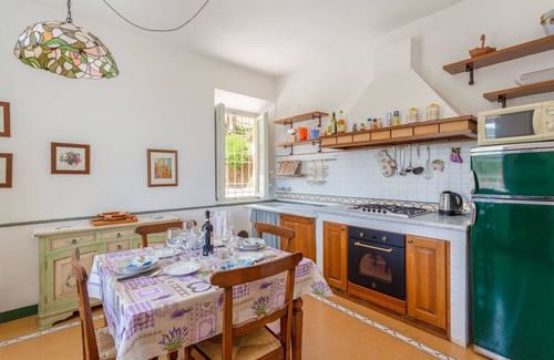 Lucca Villa | Cosy apartment in villa with WIFI, pool, TV, patio, pets allowed and panoramic view, close to Lu.