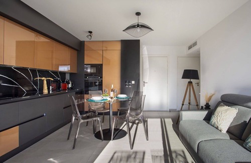 Cros-de-Cagnes Apartment | Cosy apartment for 2 people with WIFI, A/C, TV, terrace and pets allowed