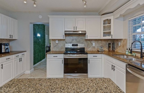 Lake Eola Heights Apartment | Downtown Gem w/Jacuzzi + Basketball + Games!
