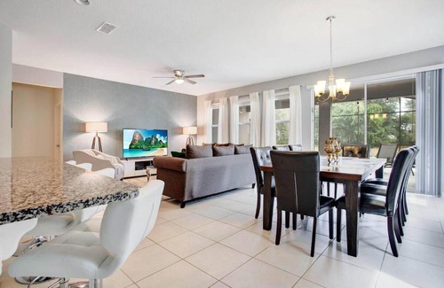 Loughman House | Dream Vacation Home with Pool and Spa next to Disney!
