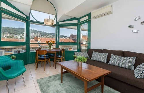 Quartier du Port Apartment | Elegant Holiday Home in Nice with Balcony