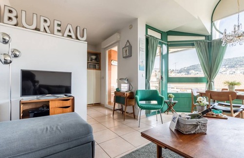 Quartier du Port Apartment | Guisol 2