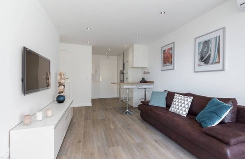 Cannes La Bocca Apartment | Haven of Peace: 1-Br Terrace with Sea View & Pool