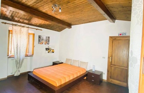 Borgo a Mozzano House | Holiday Home 'La Casa del Mike' with Private Terrace and Private Garden