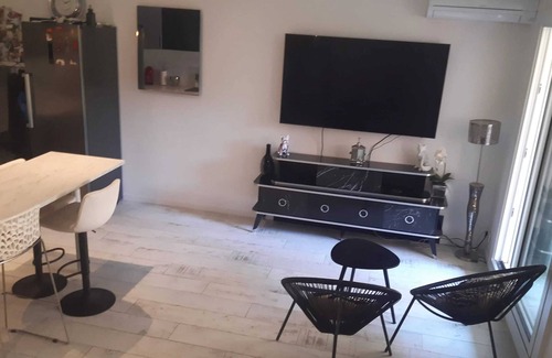 Sainte-Maxime City Centre Apartment | Homerez - Studio in Sainte-Maxime