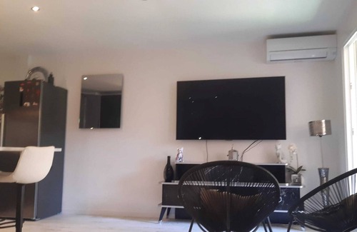 Sainte-Maxime City Centre Apartment | Homerez - Studio in Sainte-Maxime