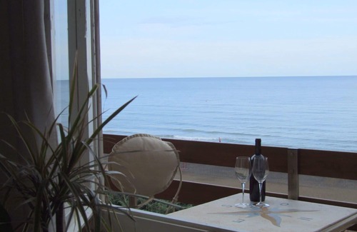 Marina di Castagneto Carducci Apartment | Cosy apartment for 4 guests with WIFI, A/C, patio and panoramic view
