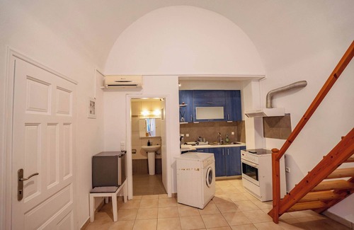 Kamari Apartment | Kamari Sunset Getaway Santorini Cozy Nest
