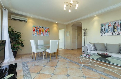 Cannes City Centre Apartment | Lovely 2 Bed 2 bath apartment in Cannes on Rue Antibea easy walk to the Palais 224