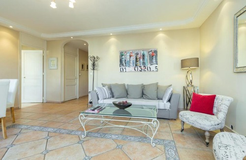 Cannes City Centre Apartment | Lovely 2 Bed 2 bath apartment in Cannes on Rue Antibea easy walk to the Palais 224