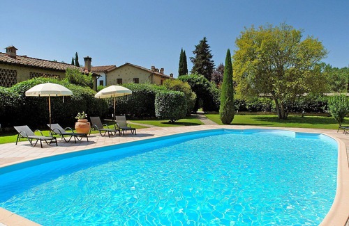 Poggiarello Villa | Lovely apartment in villa with pool, WIFI, TV, terrace and pets allowed, close to San Gimignano