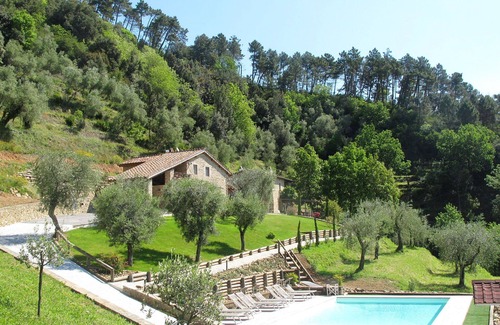 Pescaglia Villa | Lovely apartment in villa for 6 guests with WIFI, A/C, pool, TV, terrace and pets allowed