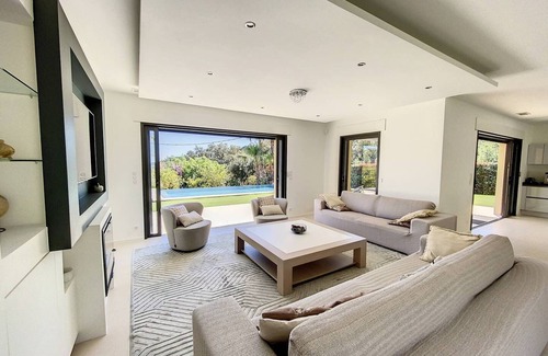 Sainte-Maxime - Saint-Tropez House | Luxurious villa with 4 suites, air conditioning, sea view, swimming pool.