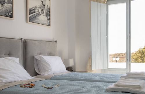 Karterados Villa | Luxury Family 3 bedroom villa by famous beach!