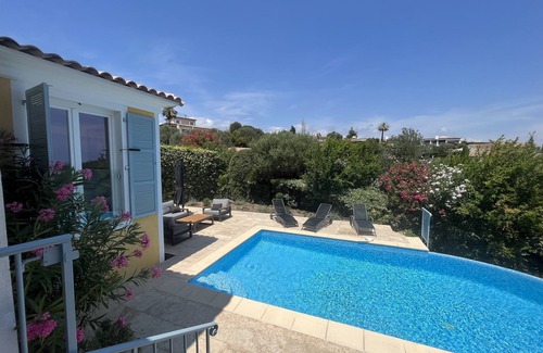 Villeneuve-Loubet Villa | Med View Villa : beautiful infinity pool and spectacular sea views