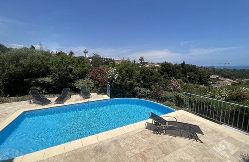 Villeneuve-Loubet Villa | Med View Villa : beautiful infinity pool and spectacular sea views
