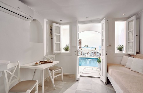 Imerovigli Hotel | Merovigliosso Deluxe Apartment Spa bath and Sunset view