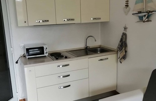 Capoliveri Apartment | Monolocale in complesso condominiale con uso di piscina.