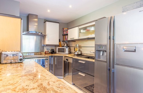 Pointe Croisette Condo | Mouré Rouge : Appartement 3 chambres avec piscine privée, jardin et parking