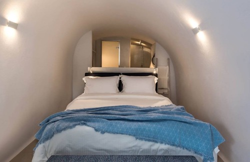 Fira Apartment | Nefeles Junior Suite + Superior Cave Suite by Fantasia Villas