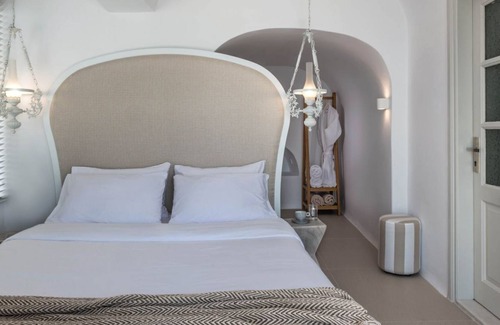 Fira Apartment | Nefeles Senior Suite + Honeymoon Villa by Fantasia Villas