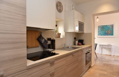 Antibes Old Town Apartment | NEW & FABULOUS w TERRACE 5*/4pax Old Town AC WIFI