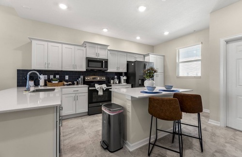 Kissimmee Condo | Overlooking Water, Resort Amenities Included!