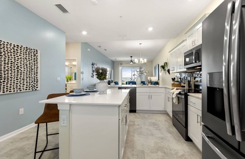 Kissimmee Condo | Overlooking Water, Resort Amenities Included!