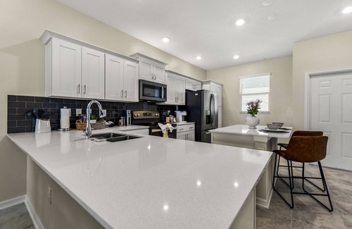 Kissimmee Condo | Overlooking Water, Resort Amenities Included!