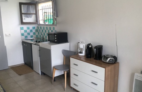 Golfe Juan Condo | Petit Studio Neuf , Bien Équipé; Golf Juan Centre