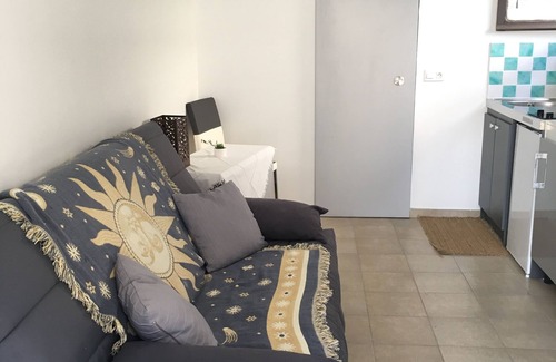 Golfe Juan Condo | Petit Studio Neuf , Bien Équipé; Golf Juan Centre