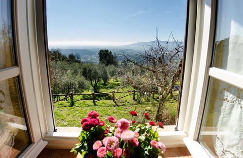 Petrognano Villa | Private Villa with internet, A/C, hot tub, TV, pets allowed, panoramic view, close to Lucca