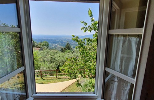 Petrognano Villa | Private Villa with internet, A/C, hot tub, TV, pets allowed, panoramic view, close to Lucca