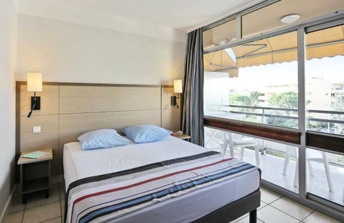 Saint-Laurent-du-Var Apartment | Résidence Pierre & Vacances Héliotel Marine - Apartment for 6 people - 1 bedroom + 1 sleeping area - Air conditioning