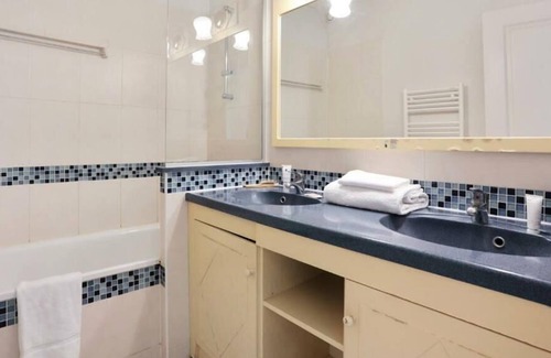 Saint-Laurent-du-Var Apartment | Résidence Pierre & Vacances Héliotel Marine - Apartment for 6 people - 1 bedroom + 1 sleeping area - Air conditioning